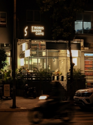 Hình ảnh cho bài viết SMORE COFFEE THÀNH THÁI – ĐIỂM CHẠM GIAO THOA GIỮA CHẤT CÔNG NGHIỆP HIỆN ĐẠI VÀ SỰ TINH TẾ TỐI GIẢN